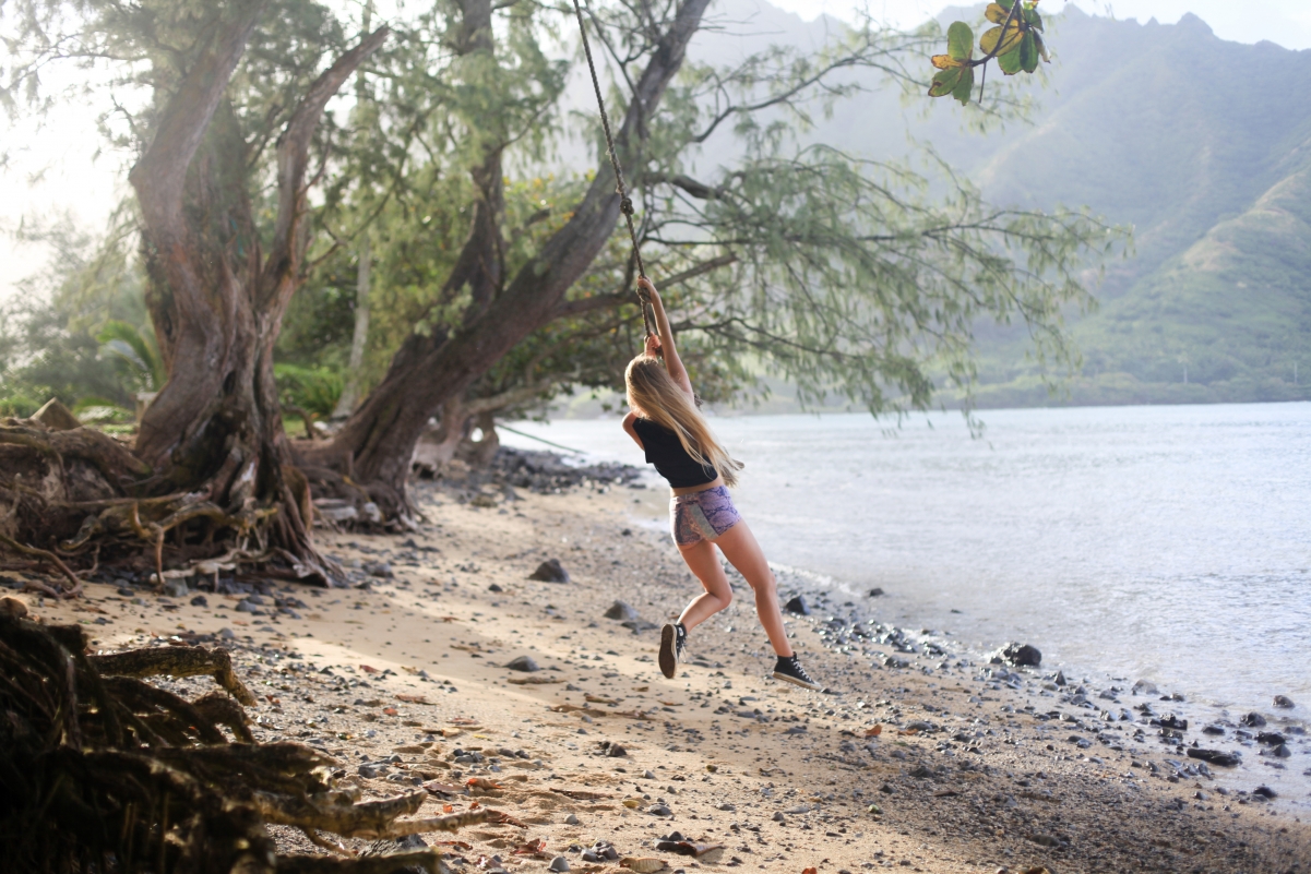 河滩 树木 吊绳 女孩 摆动 图片 夏季