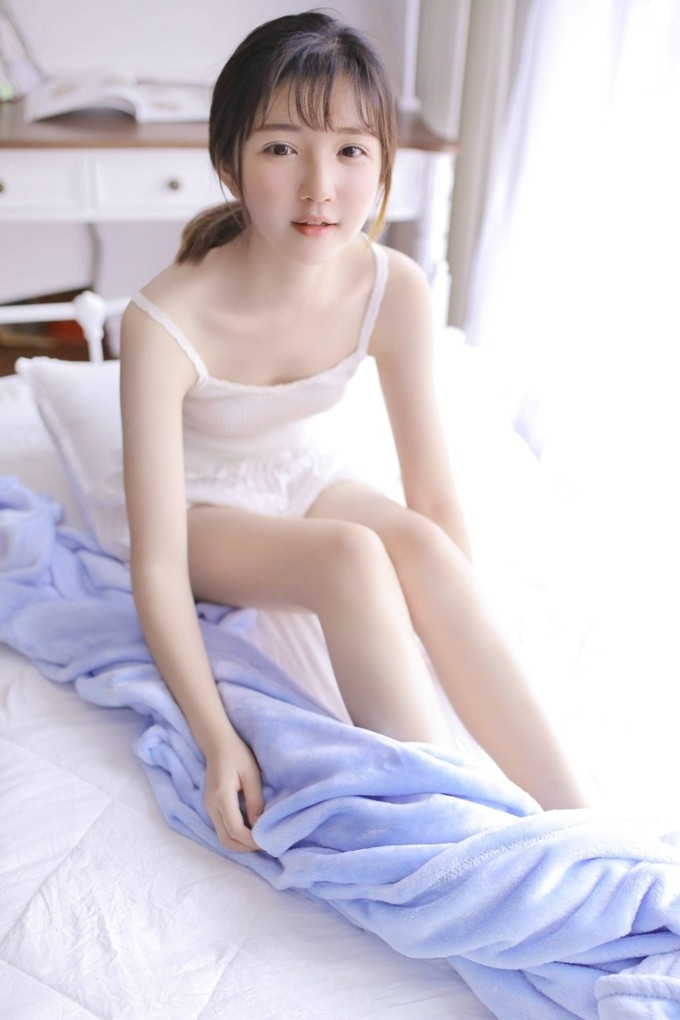 十五岁小萝莉白色吊带睡裙迷人笑容居家长腿性感图片